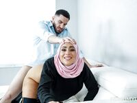Bootylicious Arab milf Carmela L'embrayage prend ses couilles profondément dans la bite