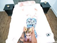 Indie Rose blonde pâle beauté obtient la baise dure en pov