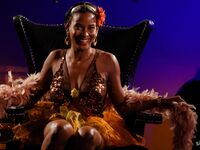Beauté aux cheveux noirs obtient sa bite avec seins naturels d'un homme