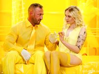 Tattoed blonde Mimi Cat suce sa bite, puis elle se fait baiser profondément