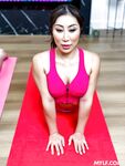Nicole Doshi, bien foutue sur le tapis de yoga