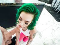 Gia Paige aux cheveux verts avec mamelons perçants en POV en images