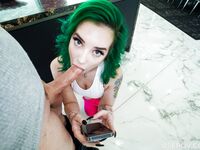 Gia Paige aux cheveux verts avec mamelons perçants en POV en images