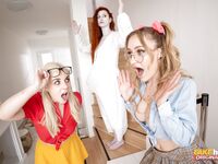 Katy Rose, Ivy Maddox et Ellie Shou sont sauvagement dans le salon