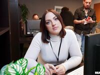 Lucy Lotus traite un black avec une barbe en classe