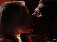Blonde aux petits seins, Lovita Fate bien baisée au milieu de la nuit