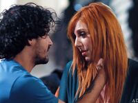 Lauren phillips szopja a göndör hajú pasit a kanapén