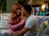 Lauren phillips szopja a fiatal fekete mostohafiat a nappaliban