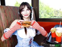 Lana petite fille cochonne, farcie au café