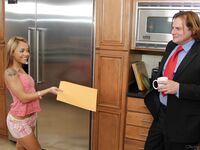 Holly hendrix la petite salope blonde suce la queue épaisse de vieille pierre d'evan