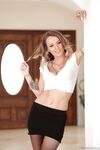 Natasha starr avec l'euro magnifique milf stripping la caméra avec Tony Martinez