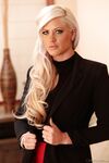 Blonde holly coeur suce le bbc et se fait baiser pendant que son mari cocu montres