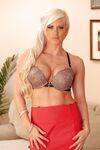 Blonde holly coeur suce le bbc et se fait baiser pendant que son mari cocu montres