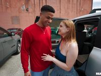 Harlow ouest la salope rouge aux gros seins aime public baise