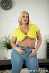 Julie's cash est une grosse blonde mature femme baisée en anal par un masseur coquin