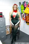 Naughty Christmas Milfs Sofia Locke et Mia james punis pour vol