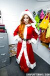 Naughty Christmas Milfs Sofia Locke et Mia james punis pour vol