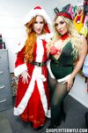 Naughty Christmas Milfs Sofia Locke et Mia james punis pour vol