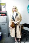 Coquin blonde maman naomi ryder obtient le temps difficile pour voler