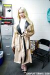 Coquin blonde maman naomi ryder obtient le temps difficile pour voler