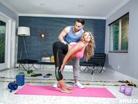 Sports blonde fille Briana lune chevauchant la queue dure souriant