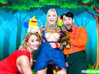 Ryan Keely et River Lynn se lèchent la chatte rasée tandis que les trois sont baisés