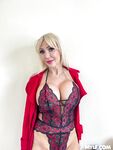Victoria lobov est la mère européenne sucer la longue bite et l'obtenir profondément dans sa chatte de rasage mature