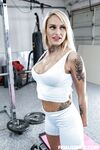 Stephanie aime le fitness mylf dur baisée par son entraîneur personnel