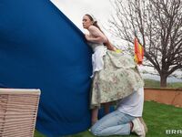Rouge Amish fille maison more avaler la bite noire épaisse aussi profondément que possible