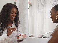 Deux nymphomanes noires lesbiennes baisent sauvagement sur le canapé avec ana foxxx et Elsie
