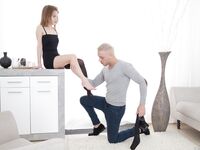 Stasie si petite fille profondément baisée après la pipe