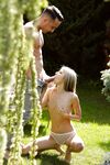 Thin russe gina gerson anally baisée dans le champ ouvert avec raul costa