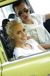 Nesty l'adolescence blonde souriante, se faire baiser en plein air