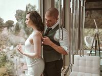 Casey Calvert lèche sa chatte rasée et baise dur avec la belle étalon xander corvus