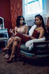 Kira noir et jane sauvage lesbienne sauvage chatte lécher sur le canapé