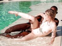 Mimi chat suce le mec noir excité près de la piscine