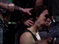 Hannah Vivienne suce deux bites dures et se fait baiser dur