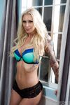 La chatte désossée de Brooke déballée et baisée par un étalon tatoué