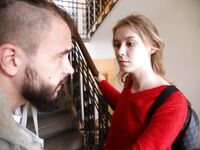 Eyla Moore suce le barbu avec la chatte rasée dans le salon