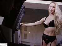 Nicole aniston sourit tandis que sa chatte serrée est forée dur