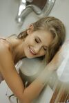 Tiffany Tatum est une blonde maigre porno star chatte baisée aux couilles