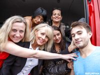 Le groupe majestueux de Nimphoman dans la voiture baisait la blonde koko et renaissait la