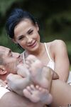 Footballeur aux cheveux foncés nicole amour avec seins naturels baisée dans le parc
