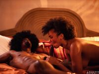 Cheveux bouclés ébène alina ali dur baisée dans le lit