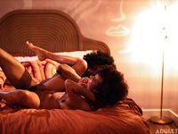 Cheveux bouclés ébène alina ali dur baisée dans le lit