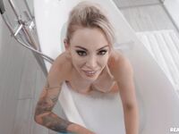 Tattoed blonde maman salope isabelle deltore sucer la bite de jordi avec seins juteux dans la salle de bain