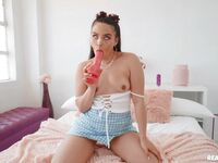 Ariana van x se réchauffe avec son jeu de sexe préféré avant qu'elle se fasse baiser