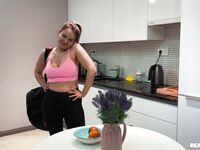 Mary bonbons après pipe baisée de derrière