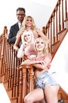 Glamur maman Briana banques partage leur queue dure avec mignon adolescent natalia queen