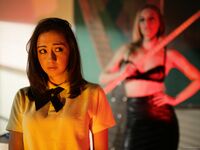 Lily Jordan, Mona Wales - Professeur pervers